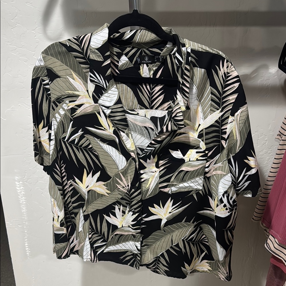 Volcom cropped tropical button down